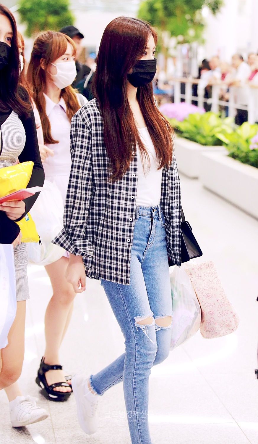 15 Ide Outfit Hangout ala Kang Hyewon Eks IZ*ONE, Kasual Simpel!