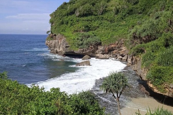 Pantai Srakung Gunungkidul: Info Rute, Harga Tiket, dan Tips