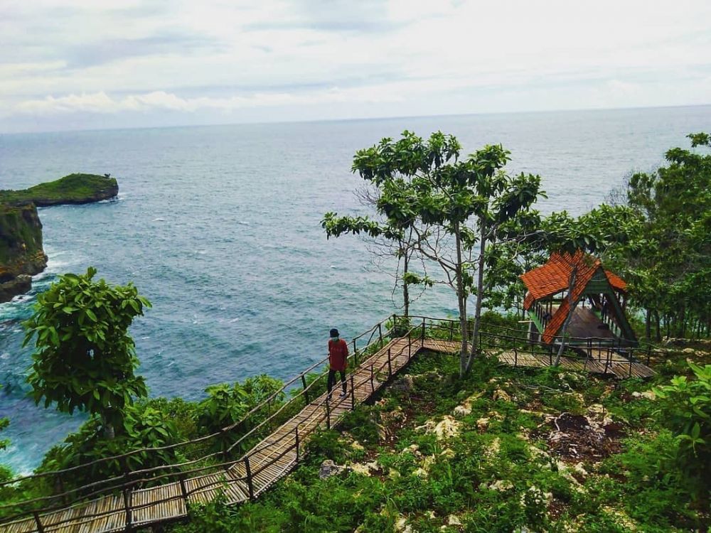 6 Daya Tarik Pantai Grigak Gunungkidul, Tebingnya Eksotis