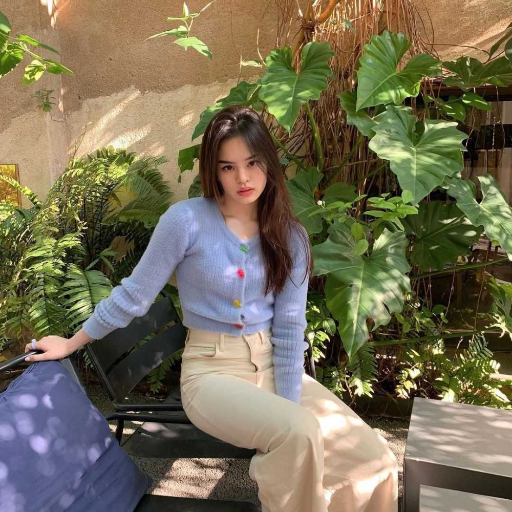 10 Inspirasi Outfit Kasual Ally Nitibhon, Cocok buat Daily