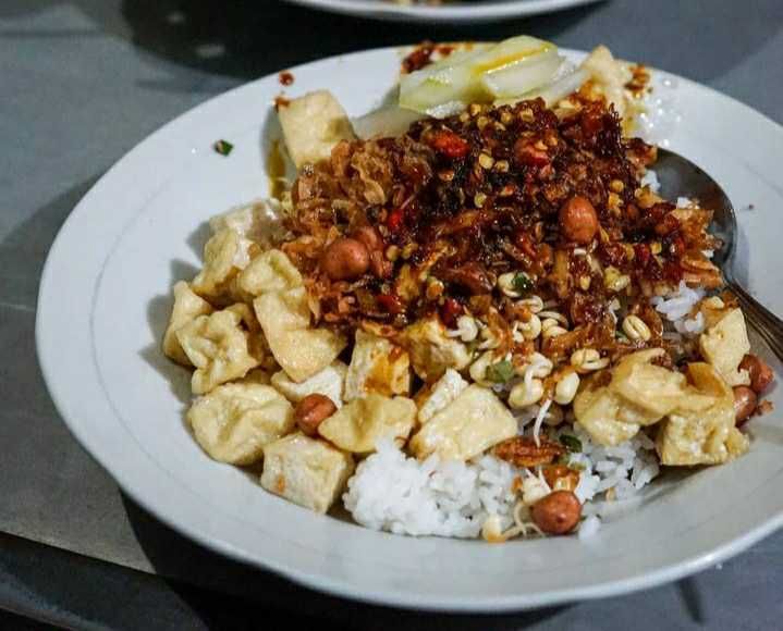 Spesialis Malam, 5 Rekomendasi Tempat Makan Tahu Lontong di Blitar