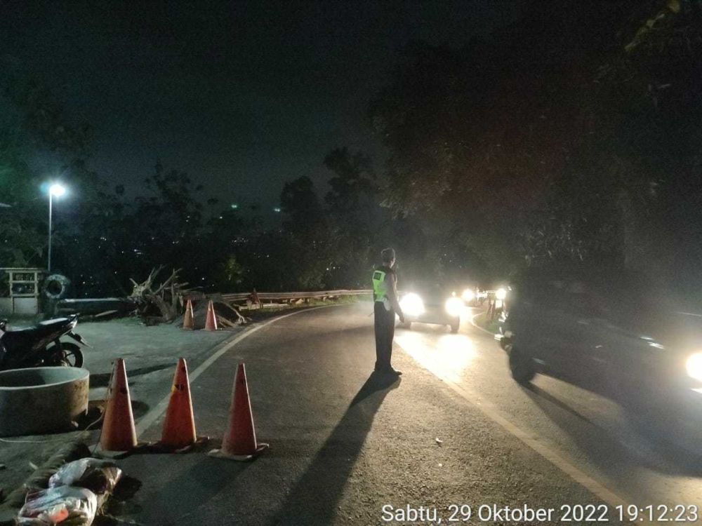 Separuh Jalan di Bukit Bintang Bantul Amblas Akibat Longsor