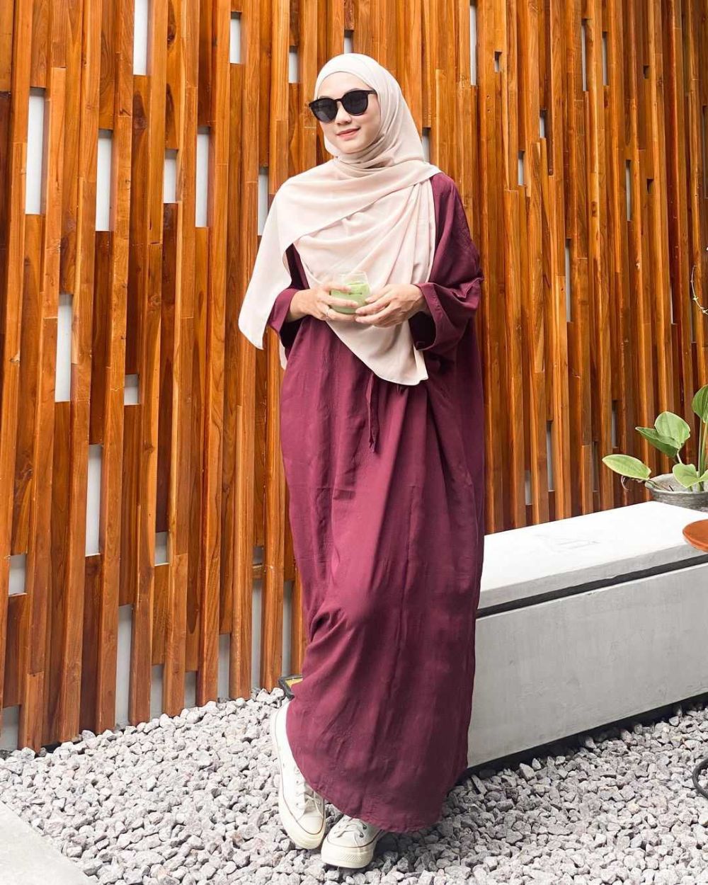 Adem dipandang, 9 OOTD Hijab dengan Gamis ala Selebgram Nyimas Juniar