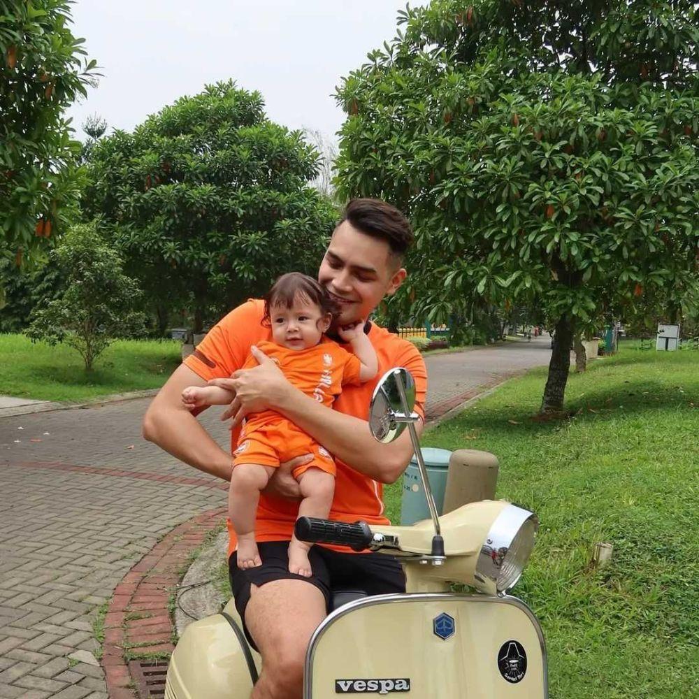 10 Potret Manis Jonas Rivanno saat Momong Putrinya, Family Man!