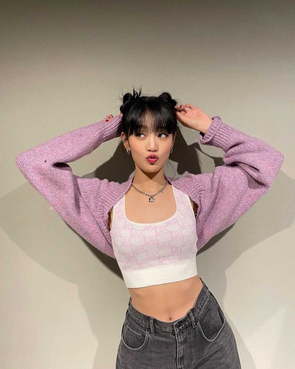 10 Inspirasi Outfit Nyaman Atasan Rajut ala Minnie (G)I-DLE