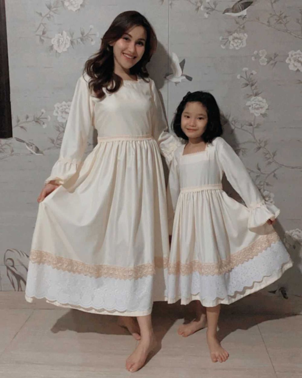 10 Ide Dress dan Gamis Couple Ala Ayu Ting Ting dan Bilqis