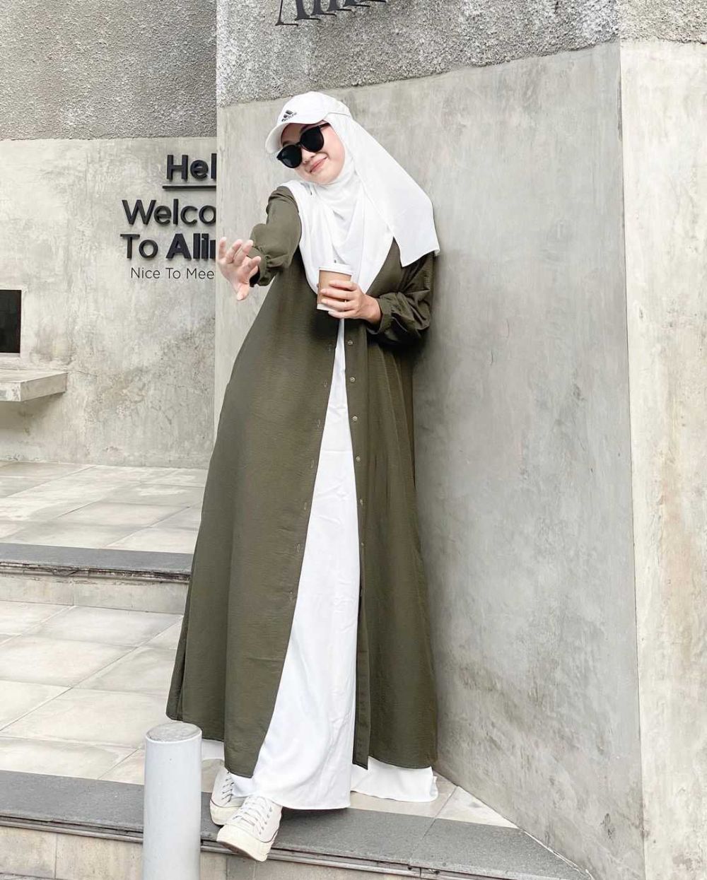 Adem dipandang, 9 OOTD Hijab dengan Gamis ala Selebgram Nyimas Juniar