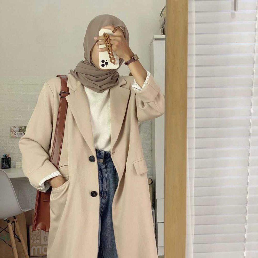 9 Ide OOTD Hijab Pakai Blazer, Outfit Simpel Ngantor