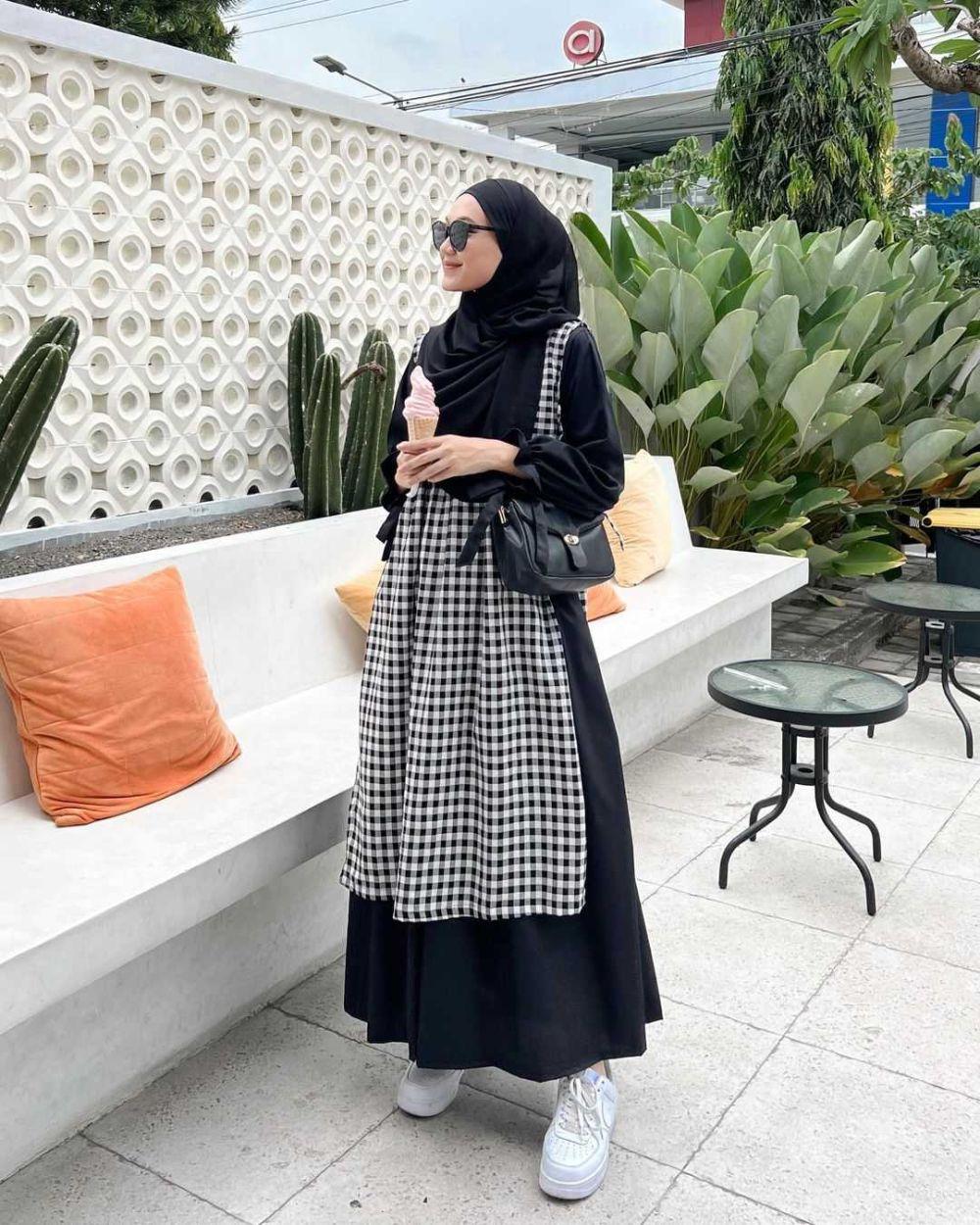 Adem dipandang, 9 OOTD Hijab dengan Gamis ala Selebgram Nyimas Juniar