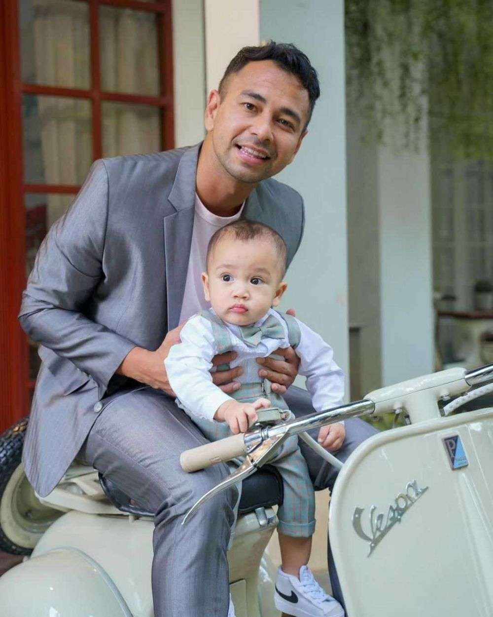 Rayyanza Dan Raffi Ahmad Naik Motor Vespa, Ekspresif