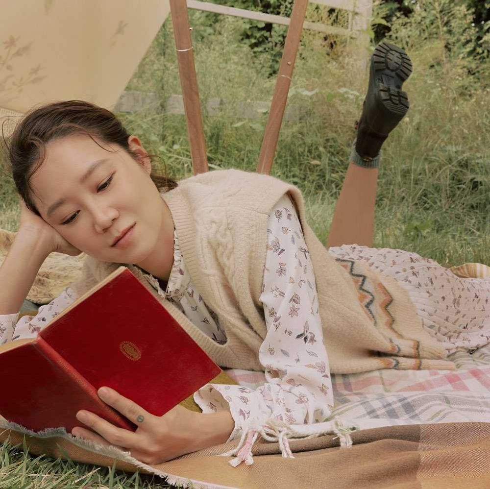 10 OOTD Piknik Ala Gong Hyo Jin, Tampil Stunning di Usia 42 Tahun
