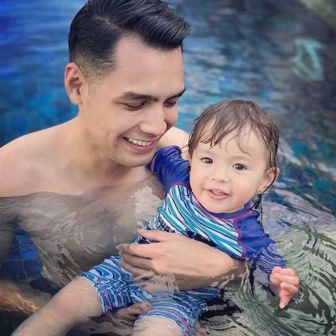 10 Potret Manis Jonas Rivanno saat Momong Putrinya, Family Man!