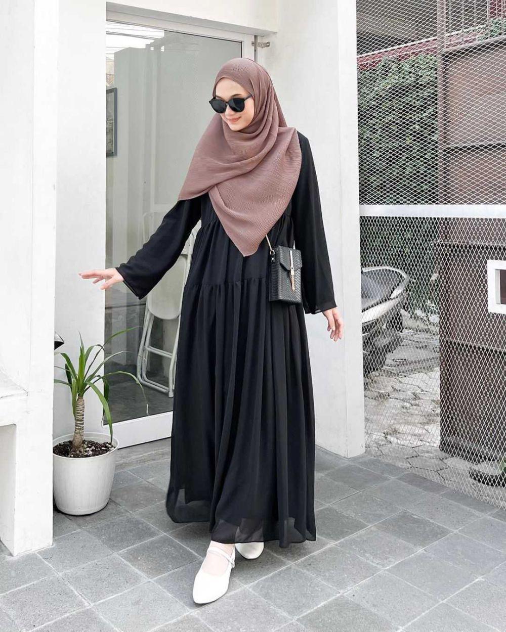 Adem dipandang, 9 OOTD Hijab dengan Gamis ala Selebgram Nyimas Juniar