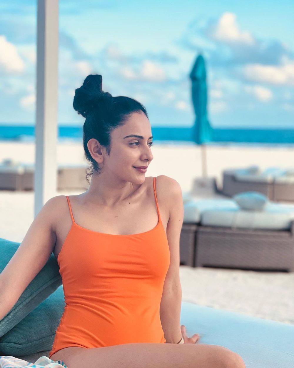 9 Potret Memukau Aktris Bollywood Rakul Preet Liburan di Maldives