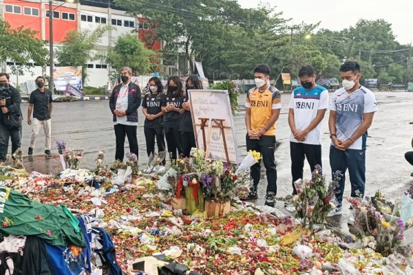 Atlet Pelatnas Bulu Tangkis Tabur Bunga di Kanjuruhan