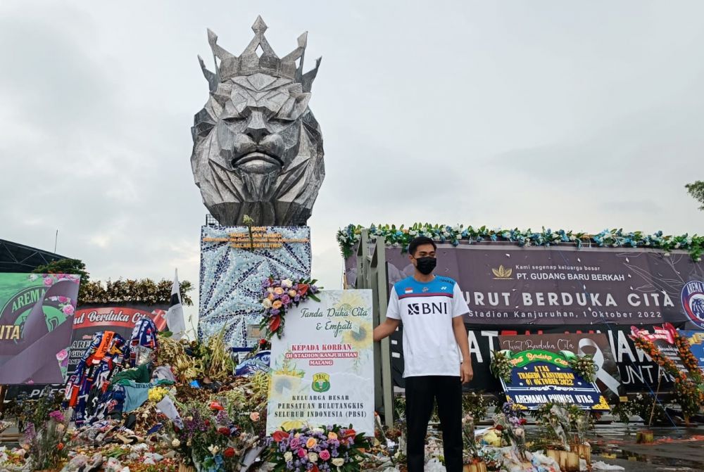 Atlet Pelatnas Bulu Tangkis Tabur Bunga di Kanjuruhan