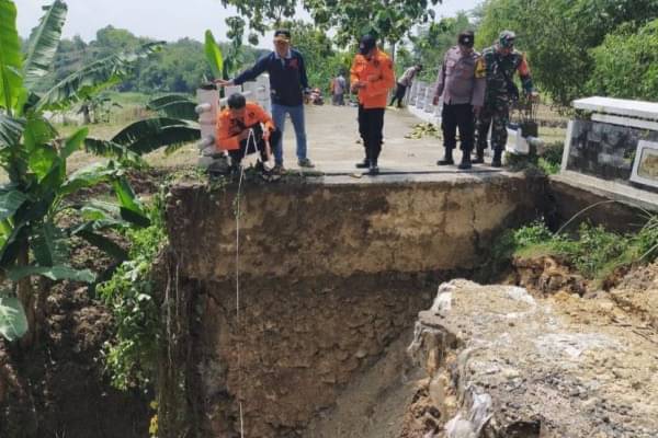 Jembatan Di Bojonegoro Putus Diterjang Banjir