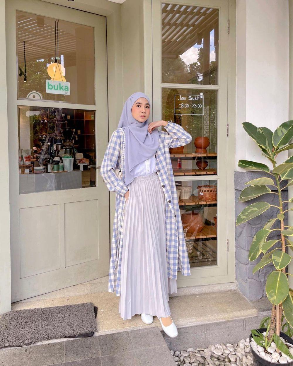 Padu Padan Outfit Hijab dengan Rok Plisket Lilac