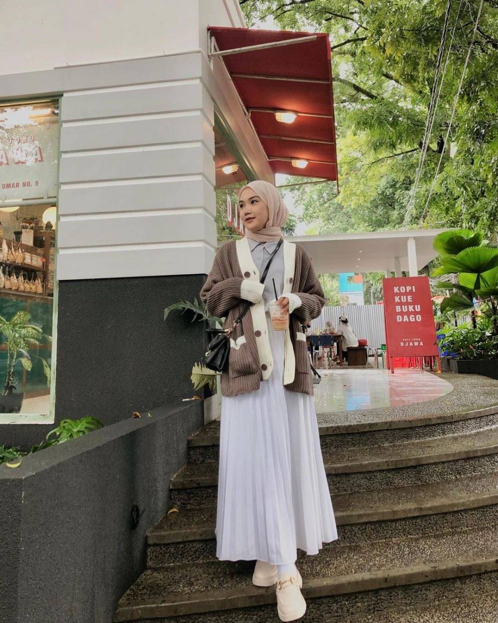 Padu Padan Outfit Hijab Dengan Rok Plisket