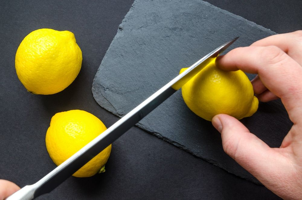 5 Cara Peras Lemon Tanpa Alat Khusus, Masak Jadi Efisien