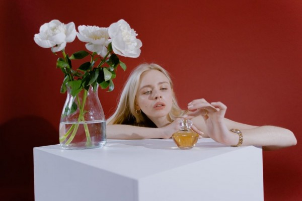 5 Referensi Parfum dengan Wangi Peach yang Bikin Mood Kembali Ceria