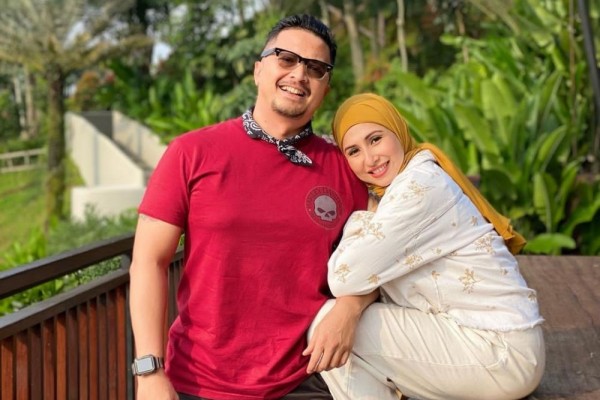 9 Potret Ferry Maryadi dan Deswita, Rayakan 11 Tahun Menikah
