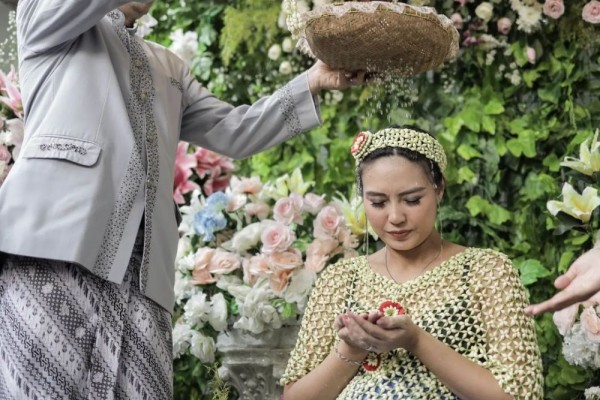9 Momen Hangat Acara 7 Bulanan Marissa Jeffryna, Khidmat Banget!