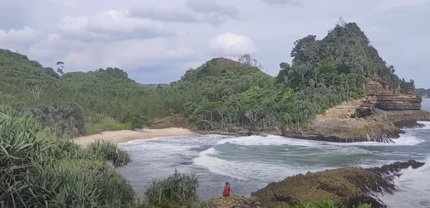 10 Potret Pantai Klatakan di Malang, Bisa untuk Wisata Mancing