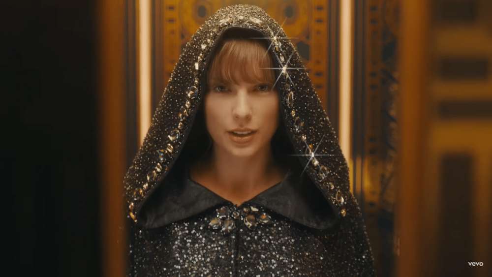 10 Potret Taylor Swift Di MV 'Bejeweled', Jadi Cinderella!