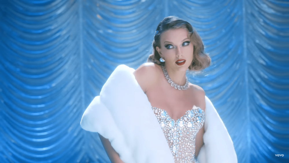 10 Potret Taylor Swift Di MV 'Bejeweled', Jadi Cinderella!