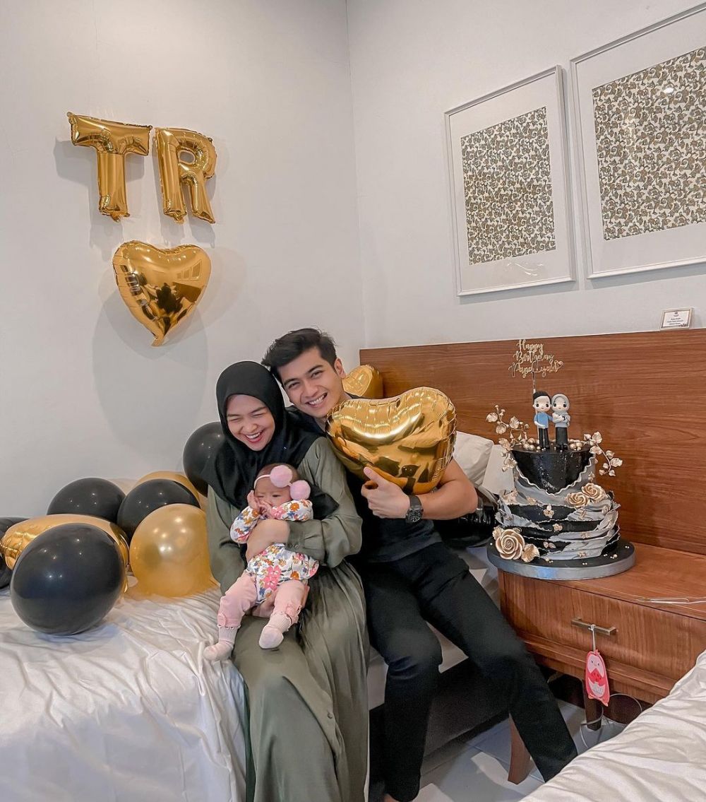 9 Potret Teuku Ryan di Usia 28 Tahun, Family Man Banget!