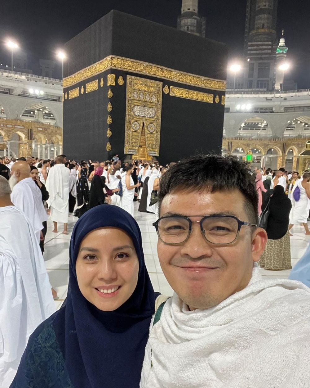 9 Potret Pasangan Artis yang Berkunjung ke Makkah 2022