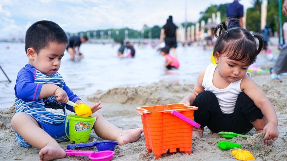 9 Potret Oki Setiana Dewi Dan Keluarga Liburan Ke Pantai