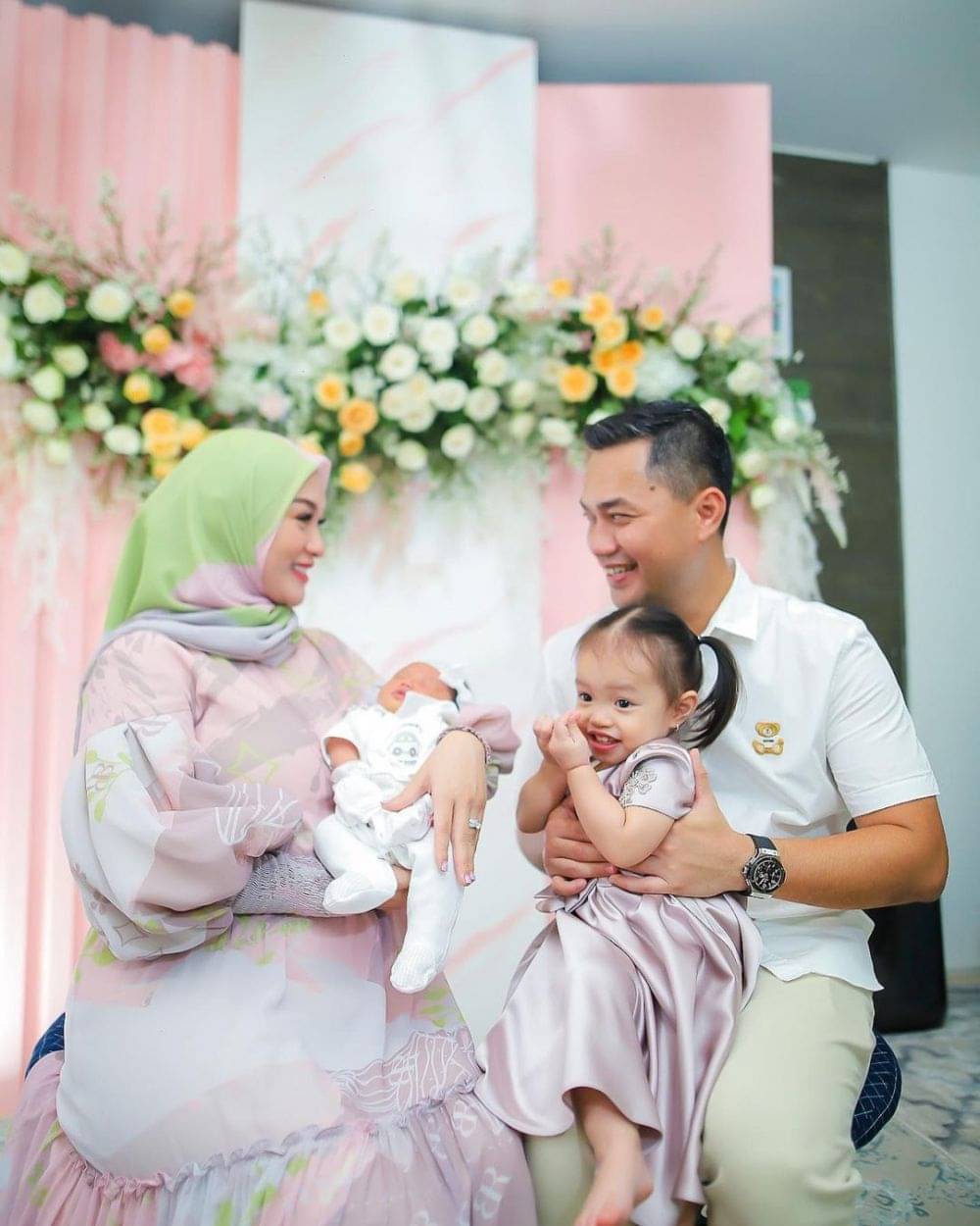 9 Potret Zaskia Gotik Di Acara Akikah Baby Alia, Berhijab!