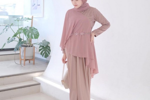 9 Inspirasi Outfit Kondangan ala Saritiw, Warna Pastel Jadi Andalan