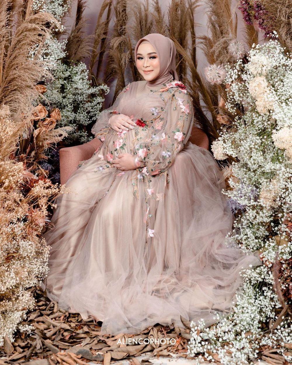 10 Potret Maternity Adik Ayu Ting Ting, Kompak Bareng Keluarga 