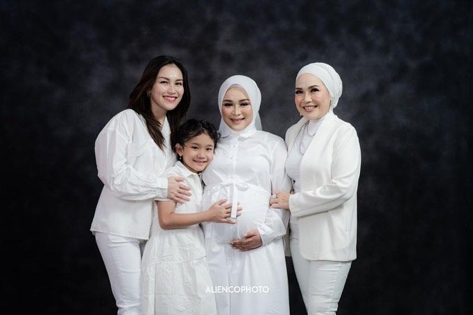 10 Potret Maternity Adik Ayu Ting Ting, Kompak Bareng Keluarga 