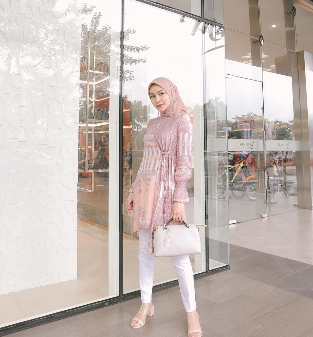 10 Referensi Padu Padan Tunik Ala Melody Prima, Fashionable!