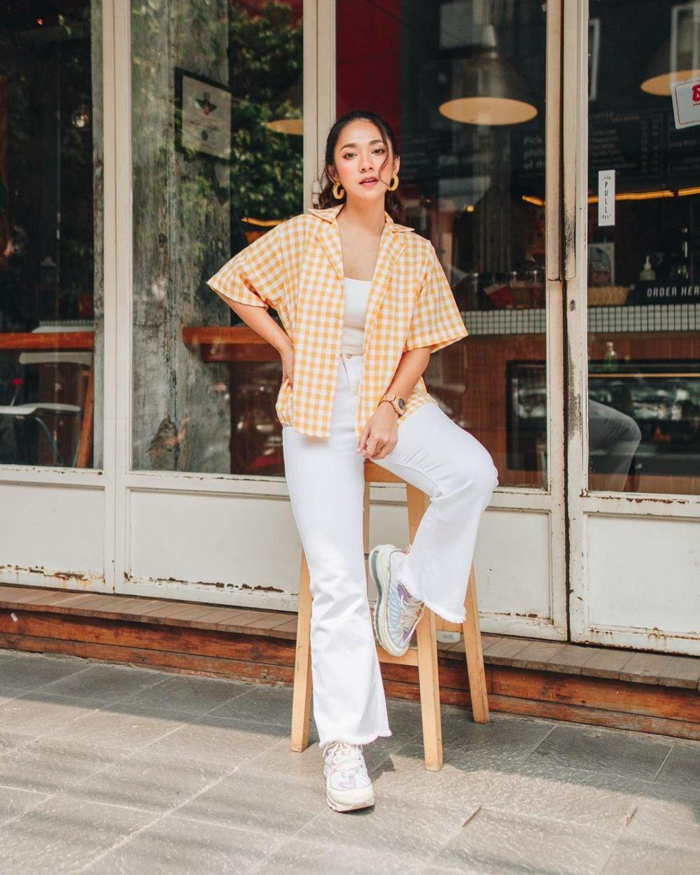 9 Gaya Simpel ala Dinda Kirana, Kece buat Outfit Hangout