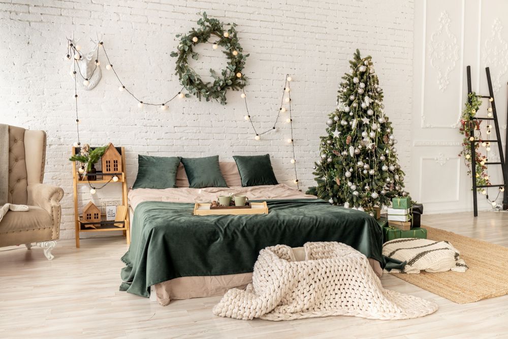 9 Ide Dekorasi Kamar Bertema Natal, Cantik Setiap Sudutnya