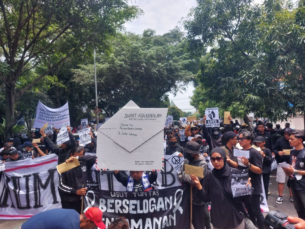 Tuntut Keadilan, Aremania Kirim 500 Surat ke Jokowi