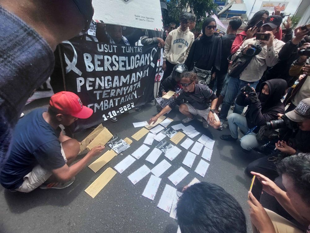 Tuntut Keadilan, Aremania Kirim 500 Surat ke Jokowi