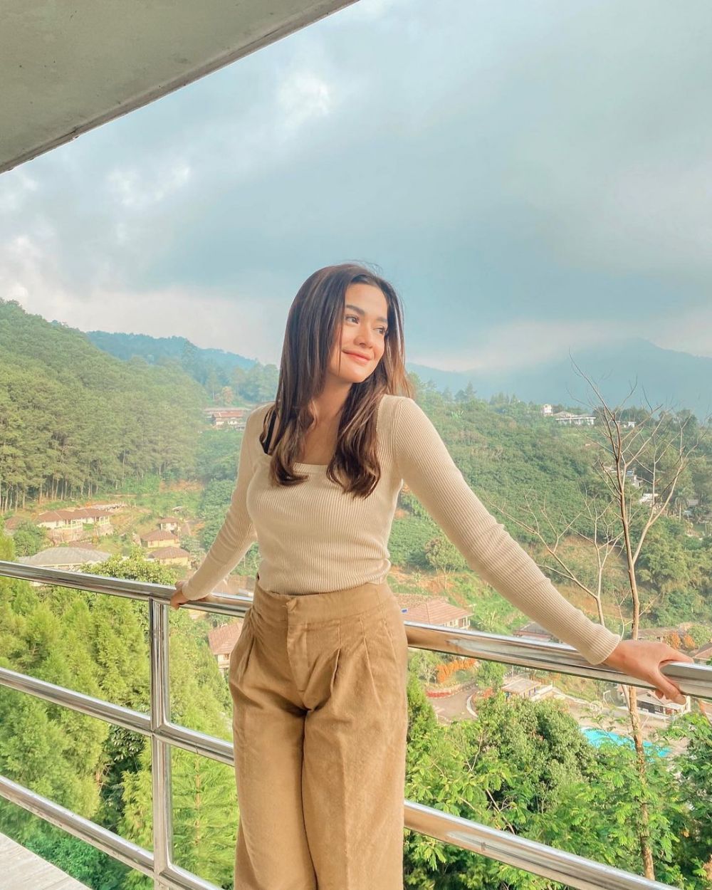 10 Ide Outfit Liburan ala Andi Annisa Iasyah, Chic Abis!   