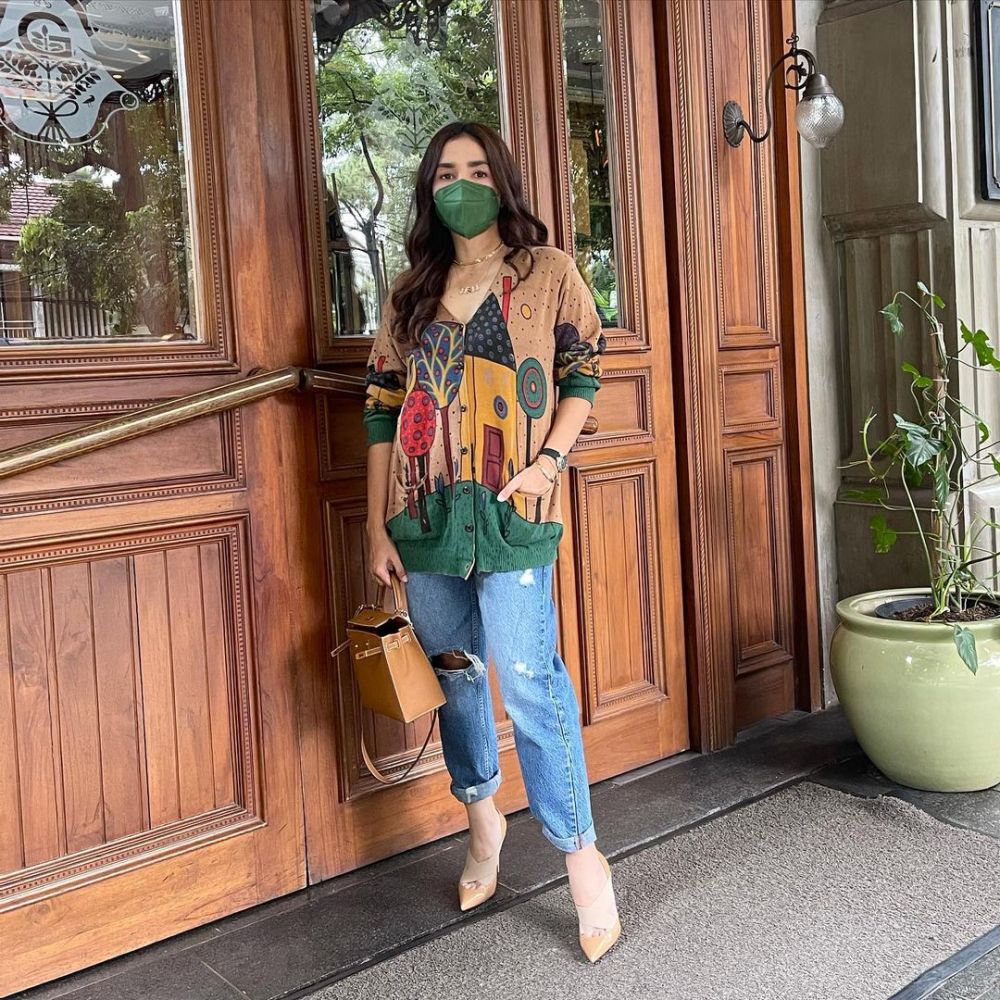 9 Inspirasi OOTD Ala Ussy Sulistiawaty. Daily Outfitnya Mama Hits!