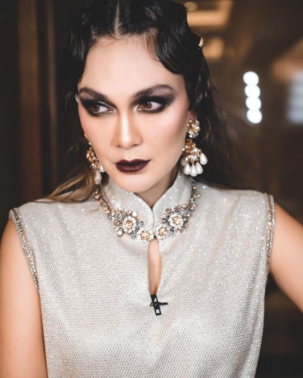 Ide Gothic Makeup Look ala Artis dan Selebgram, Ada Luna Maya!