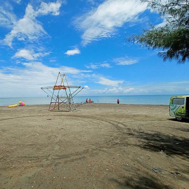 Pantai Sedari Karawang