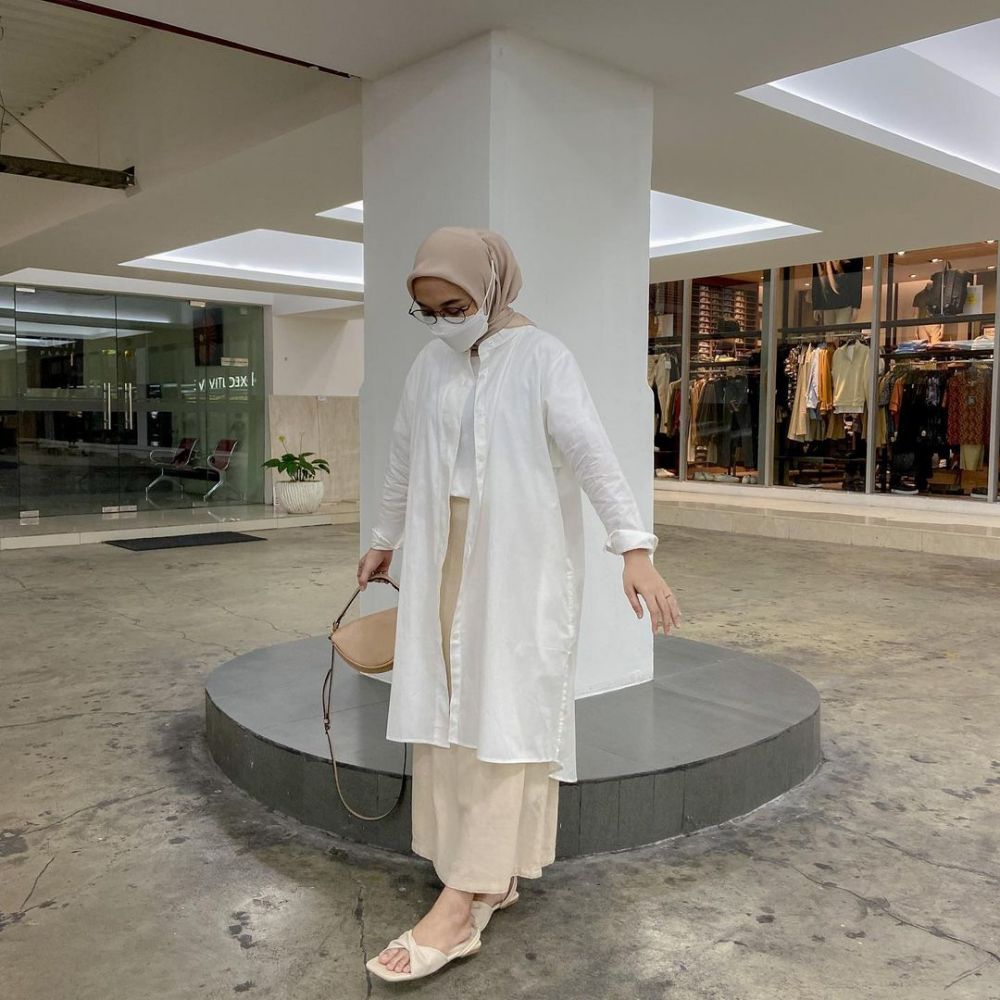 10 Referensi Outfit Hijab Atasan Warna Putih ala Darma Putri, Fresh!