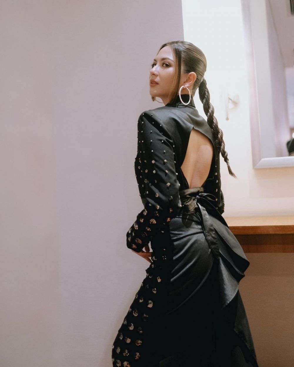 10 Inspirasi Busana Backless ala Artis Cewek Indonesia yang Memukau