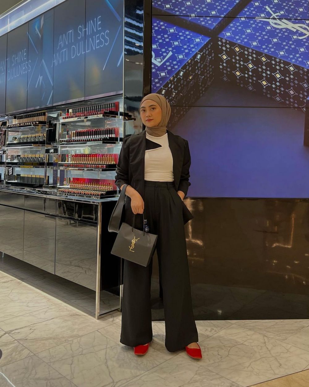 10 OOTD Hijab Bernuansa Hitam ala Sherly Rumamby, Edgy!