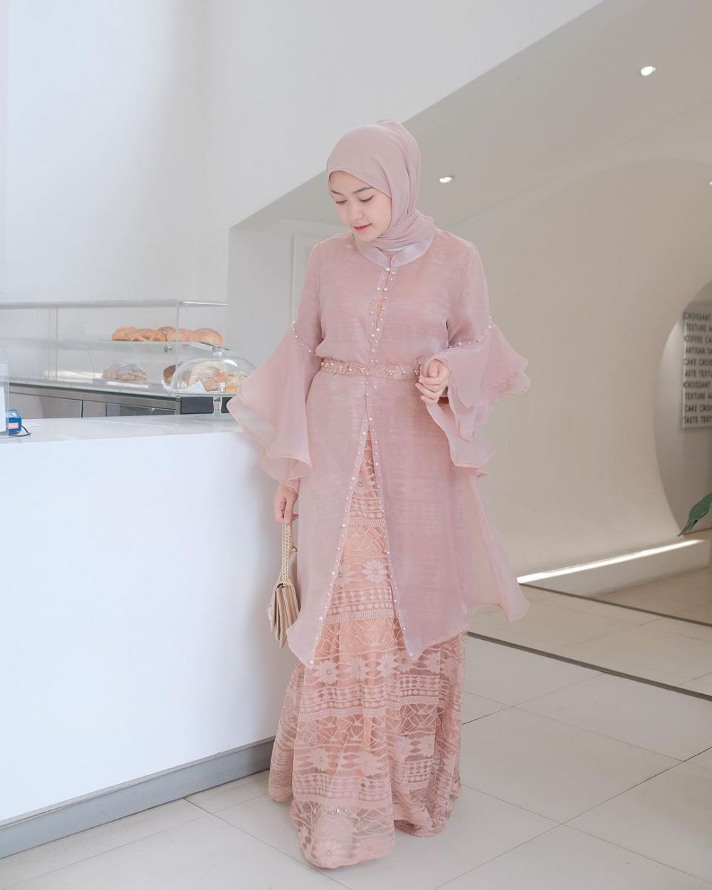 9 Inspirasi Outfit Kondangan ala Saritiw, Warna Pastel Jadi Andalan